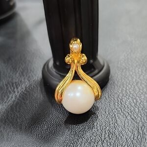 VINTAGE AVON GOLD-TONE and FAUX PEARL PENDANT